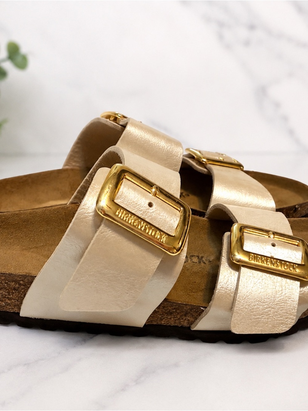 Women's Sydney Luxe Buckle Footbed Sandal SIZE 38/7 Regular - Picture 2 of 5